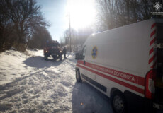 На Шепетівщині рятувальники визволили карету «швидкої» зі снігового замету та врятували пацієнтку