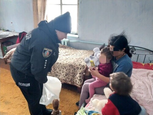 На Хмельниччині полісмени встановили особу жінки, яка жебракувала з дитиною, та вже навідалися до неї