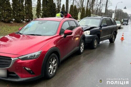 На Хмельниччині водій в’їхав у припарковане авто та травмував кермувальника, який перебував біля дверей
