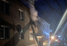 На Шепетівщині врятували чоловіка із палаючого помешкання