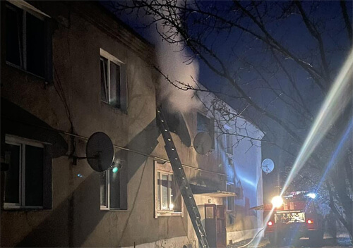 На Шепетівщині врятували чоловіка із палаючого помешкання