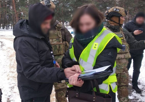 Лиходій зі Славути вимагав гроші та погрожував розправою матері і доньці
