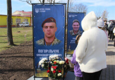 У місті на Шепетівщині відкрили алею на честь загиблих на війні захисників