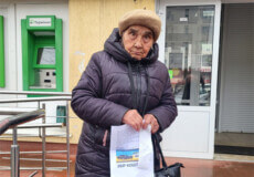 На Шепетівщині пенсіонерка задонатила чималу суму на авто для воїна ЗСУ