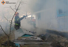 У селі на Шепетівщині приборкати пожежу допомагали вогнеборці сусідньої області