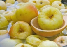 У Шепетівці оштрафували чоловіка, який торгував квашеними яблуками