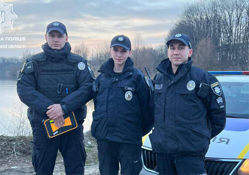 На Хмельниччині патрульні рятували чоловіка, у якого стався напад