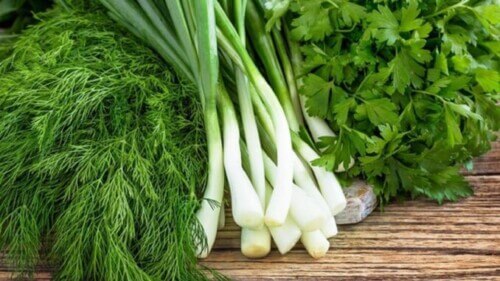 Оштрафували чоловіка, який з рук продавав зелень у Хмельницькому
