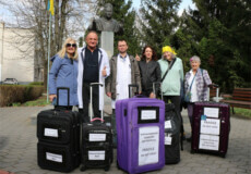 Бабусі зі США у валізах привезли цінне обладнання у сусідню із Хмельниччиною область