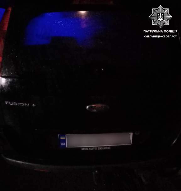 У Хмельницькому водій, який їхав на автівці без номерного знака, виявився «цікавим»