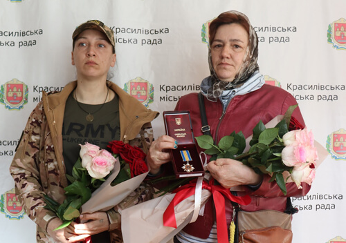 На Хмельниччині рідним загиблих захисників вручили їхні ордени