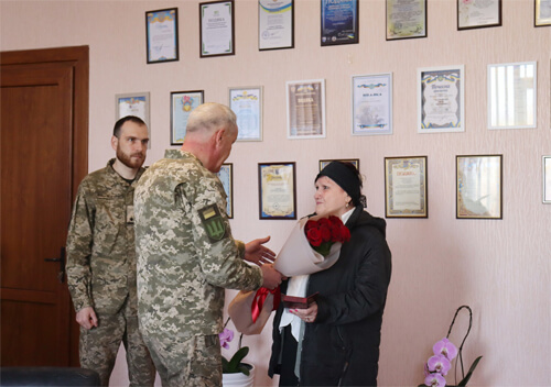 На Хмельниччині рідним загиблих захисників вручили їхні ордени
