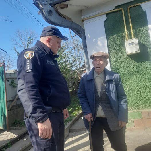 На Хмельниччині шериф повернув додому дідуся, який блукав вулицями міста