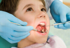 Хвороби молочних зубів — які бувають?
