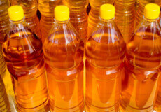 На Хмельниччині чоловіка оштрафували за торгівлю двома пляшками олії