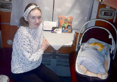 Жінку, у якої в евакуаційному потязі почалися перейми, зустріли у сусідній із Хмельниччиною області