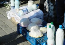 На Хмельниччині оштрафували жінку, яка продавала молоко та сир біля магазину