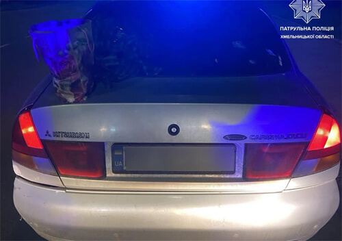 На Хмельниччині патрульні зупинили водія, а той почав підозріло поводитися