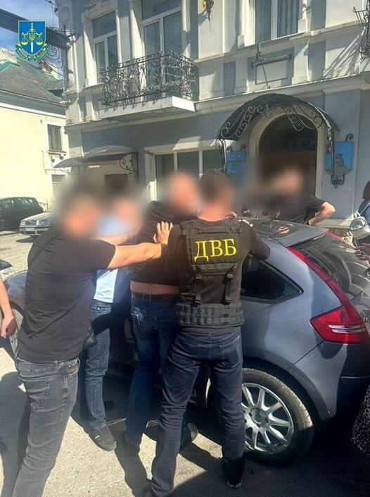 У сусідній із Хмельниччиною області затримали чоловіка, який мав вплинути на посадовців сервісного центру МВС