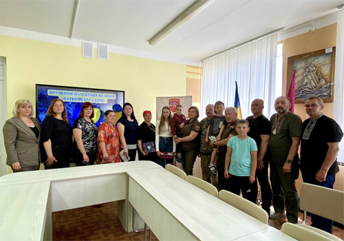 На Шепетівщині діти загиблих на війні захисників отримали срібні обереги
