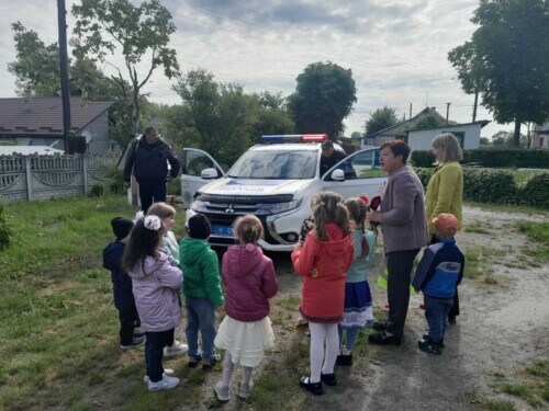 У Судилківському «Колоску» діти приміряли елементи поліцейського однострою та вивчали правила