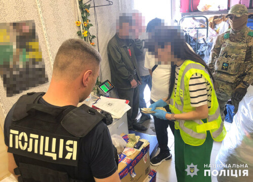 Фасували на Хмельниччині, а пересилали до Туреччини: злочинна група незаконно збувала бурштин
