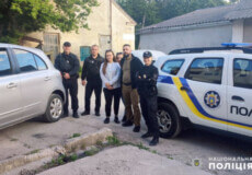 На Хмельниччині поліцейські офіцери громади допомогли двом дівчатам з інвалідністю, в яких зламався автомобіль