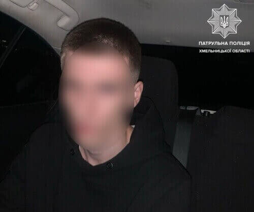 На Хмельниччині підозріла поведінка чоловіка привернула увагу патрульних