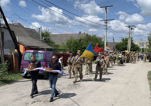 Народився на Донеччині й загинув у бою за неї: на Шепетівщині попрощалися із мужнім воїном