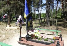 Односельчанка зірвала прапор із могили загиблого воїна: інцидент у сусідній із Хмельниччиною області