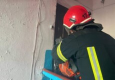 На Шепетівщині рятувальники відчиняли двері квартири, а власник в той час міцно спав