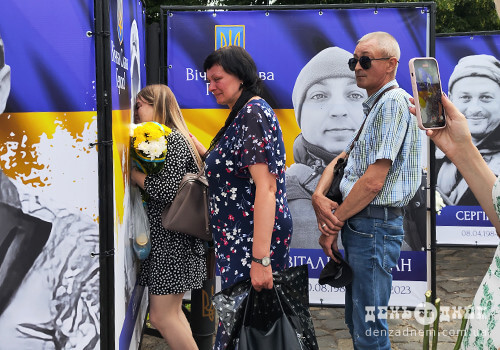 У Шепетівці родинам полеглих Героїв урочисто вручили відзнаки Почесного громадянина