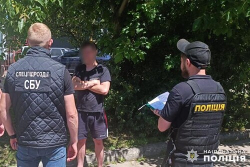 Боєприпаси та наркотики вилучили у хмельничанина