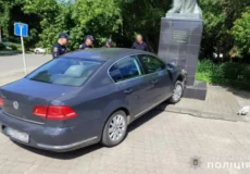 На Хмельниччині п’яний водій в’їхав у пам’ятник Генію українського народу