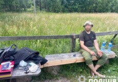 Тисячі доларів, карти населених пунктів та ґаджети вилучили у чоловіка, який через ліси намагався потрапити до білорусі