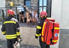У сусідній із Хмельниччиною області звільнили 2-річну дитину з металевих поручнів