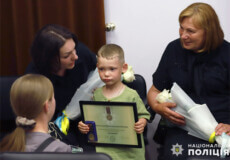 На Хмельниччині сім’ї загиблих на війні полісменів отримали відзнаки Президента