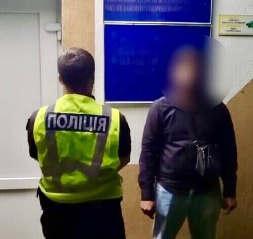 У сусідній із Хмельниччиною області три роки нелегально перебував індус