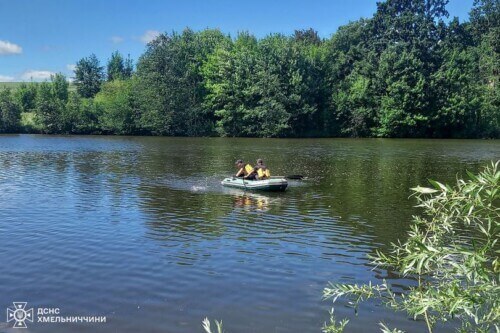На Хмельниччині у сільській водоймі знайшли тіло чоловіка