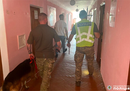 У сусідній із Хмельниччиною області через один дзвінок із будівлі евакуювали 30 чоловік