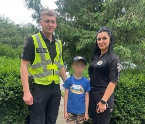 На Хмельниччині дівчинка привела зниклу дитину до поліції