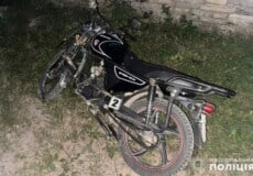 На Хмельниччині мотоцикліст не врахував дорожньої обстановки та впав на дорогу