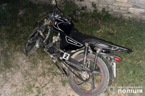 На Хмельниччині мотоцикліст не врахував дорожньої обстановки та впав на дорогу