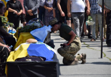 У Шепетівці провели в останню путь захисника із позивним «Блютуз»