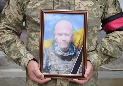 «Такі, як я, зараз повинні бути першими в строю»: у Шепетівці поховали Олександра Ставнійчука