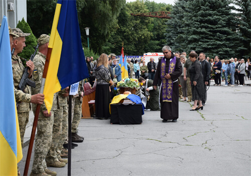 «Такі, як я, зараз повинні бути першими в строю»: у Шепетівці поховали Олександра Ставнійчука
