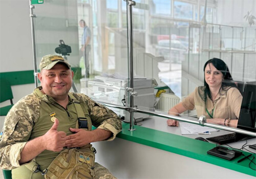 Військовий із Хмельниччини звернувся у сервісний центр МВС відразу за двома послугами