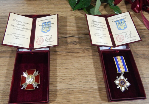 У Шепетівці рідні двох загиблих воїнів отримали їхні державні нагороди