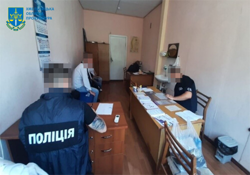 «Правильний» діагноз за 12000 доларів: на Хмельниччині підозрюють медика у зловживанні впливом