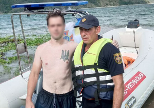 На Хмельниччині молодика сильним поривом вітру віднесло далеко за течією